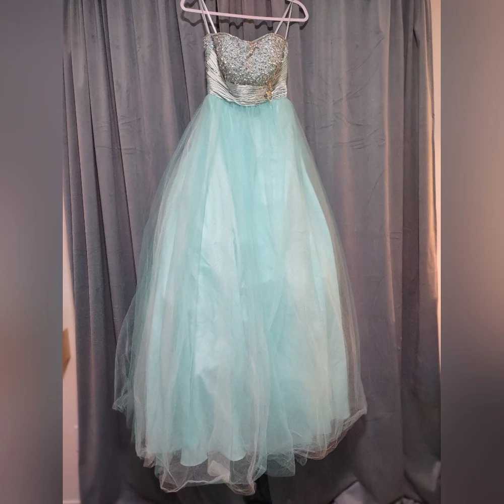 Prom dress - Picture 1 of 7